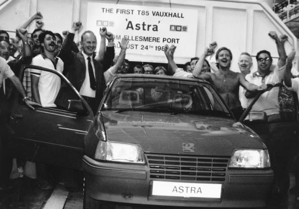 Когато прословутият Kadett "капка" се появи през 1984 г., изглеждаше напълно различно от модела, който наследи. Докато предишната генерация беше хечбек с ъглов вид, продължението дойде с извивки в опит да се подобри аеродинамично. Както и да се открои срещу най-голямата си конкуренция на Ford Escort.
Той незабавно се превърна в хит в продажбите и дори беше награден с трофея за Европейски автомобил на годината през 1985 г. 
Повечето немски представители са изчезнали от пътищата. И това се дължи на две причини. Години наред това беше най-крадената кола във Великобритания, като апашите лесно прескачаха елементарната й система за заключване. Второто беше склонността му към гниене, легендарен проблем на по-старите модели на Opel.
Hagerty не проследява стойността на Opel Kadett/Vauxhall Mk2 Astra, въпреки че рекордната цена, платена за екземпляр GTE на търг в Обединеното кралство, дойде миналата година. Кола с пробег от 80 000 километра от 1991 г. смени собственика си на разпродажба на WB & Sons за почти 29 500 лири или 35 000 евро.
